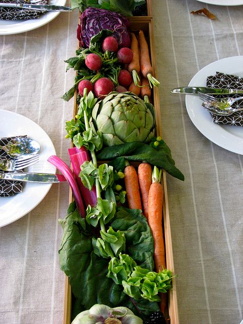 What a cool sustainable centerpiece!  Display some lovely local farmers market goodies for a BBQ centerpiece that will be used, love it! Veggie Display, Farmers Market Wedding, Deco Fruit, Colorful Vegetables, Wedding Marketing, Fresh Vegetables, Beautiful Table, Fruits And Veggies, Decoration Table