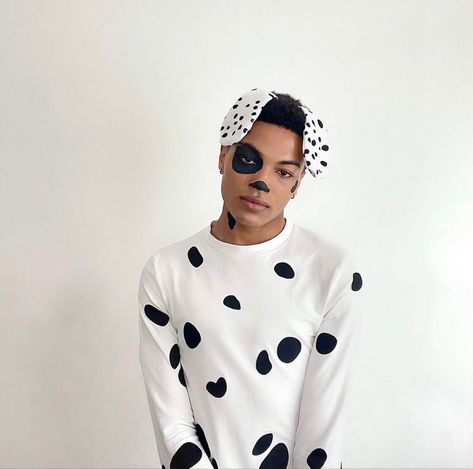 Dalmatian Costume Men, Male Cruella, Dalmatian Makeup, Diy Dalmatian Costume, Lazy Costumes, Face Paint For Men, 101 Dalmations Costume, Dalmatian Dog Costume, Halloween Shooting