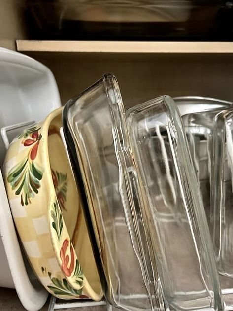 Organizing Casserole Dishes, Glass Casserole Dish Storage, Storing Casserole Dishes, Glass Bakeware Organization, Organize Glass Baking Dishes, Organize Baking Dishes, Sheet Pan Storage Ideas, Casserole Dish Storage Ideas, Casserole Dish Organization