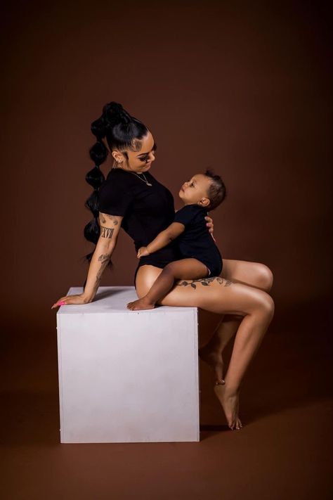 Mommy Son Pictures, Mommy Daughter Photoshoot, Maternity Picture Outfits, Mommy Daughter Pictures, Cute Pregnancy Pictures, Maternity Photography Poses Couple, Mommy And Baby Pictures, Mommy And Me Photo Shoot, Maternity Photography Poses Pregnancy Pics