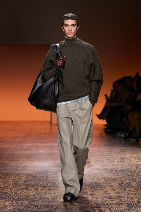 Bottega Veneta Fall 2024 Ready-to-Wear https://www.vogue.com/fashion-shows/fall-2024-ready-to-wear/bottega-veneta/slideshow/collection#9 Bottega Veneta Fall 2024, Man Outfit, Menswear Runway, Archive Fashion, Fashion Runway, Fashion Line, Fashion Fits, Mode Inspiration, Fall 2024