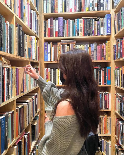 Library Aesthetic, Foto Poses, World Of Books, Girl Reading, Foto Ideas Instagram, Book Girl, 인물 사진, 가을 패션, Insta Photo Ideas