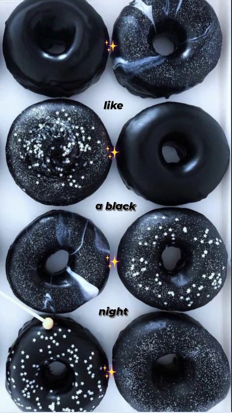 Black Themed Food, Black Food Ideas, Quince Desserts, Sweet 16 Food Ideas, Black Donut, Emo Party, Goth Cakes, White Dessert Tables, Donut Ideas