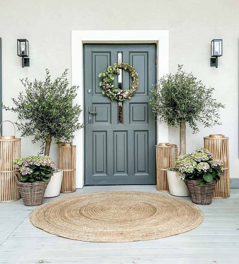 Front Door Planters, Cottage Front Doors, Front Door Inspiration, Rental Home Decor, Spring Porch Decor, Modern Entrance, Patio Inspiration, Door Inspiration, Apartment Patio Decor