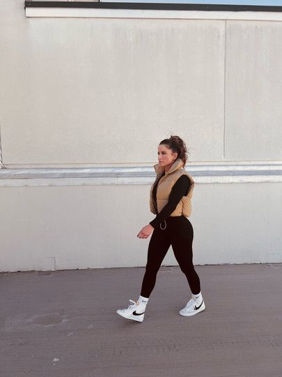 Kicks Outfit Women, Office Sporty Outfit, Hightop Shoes Outfits, Black Jeans Outfit Sneakers, Styling Gym Clothes, Black Boots And Leggings Outfit, Thick Socks With Sneakers Outfit, Casual Nike Outfits, Shoes For Women 2024