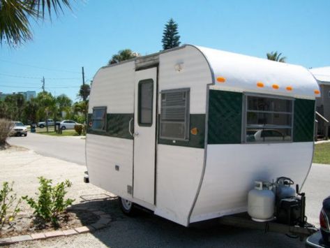 Cree - Tin Can Tourists Best Travel Trailers, Abandoned Trailer, Tin Can Tourist, Vintage Spartan Travel Trailers, Motor Coach, Trailer Camper, Camper Renovation, Vintage Travel Trailers, Vintage Trailer