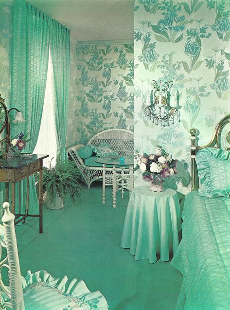 Absolutely dreadful!  (I think I would have the feeling that I was underwater and have trouble breathing!) Mint Bedroom, Olivia Bee, Estilo Cottage, Retro Rooms, Mint Rooms, Bedroom Turquoise, Living Vintage, Casa Vintage, Green Walls