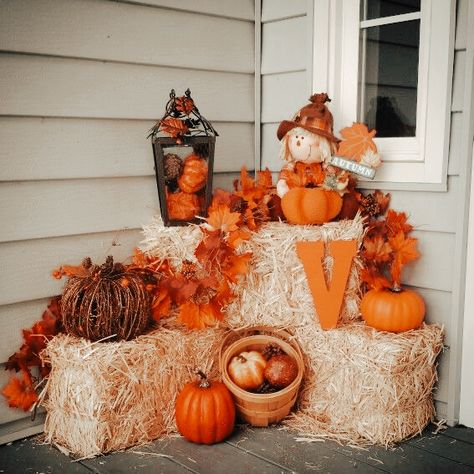 Hay Bale Porch Decor, Fall Porch Decor With Hay Bales, Fall Hay Bale Decor Porch Ideas, Fall Hay Bale Decor, Fall Decor With Hay Bales, Dyi Fall Decor, October Home Decor, Hay Bale Decorating Ideas, Hay Bale Fall Decor