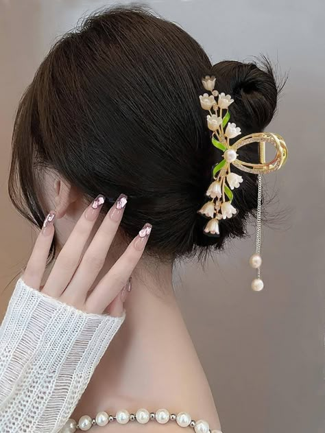 Elegance Hair, Hair Tie Accessories, Lazy Hairstyles, Cute Hair Accessories, Hair Clamps, Hair Accessories Collection, Clip Hairstyles, Ribbon Hairstyle, Hair Accessories Clips