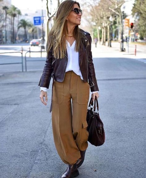 Brown Wide Leg Pants Outfit, Wide Leg Pants Outfit Fall, Wide Leg Pants Outfit Work, Brown Pants Outfit, Wide Leg Outfit, Office Attire Women, Business Casual Winter, Zara Knitwear, Wide Leg Pants Outfit