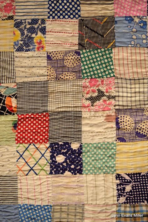 American Quilts Vintage, Antique Patchwork Quilt, Quilt Pattern Wallpaper, Vintage Quilts 1930s Farmhouse, Vintage Patchwork Quilt, Quilt Drawing, Quilt Aesthetic, Small Bedroom Furniture Ideas, Vintage Quilts 1930s