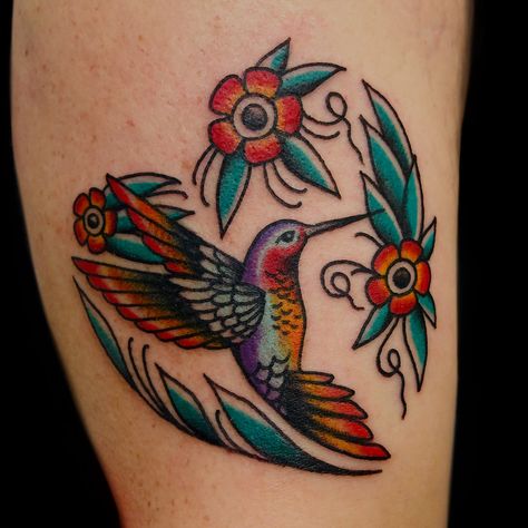 Hummingbird Tattoo Old School Style, Hummingbird Tattoos Color, Sailor Jerry Hummingbird Tattoo, Tradition Tattoo Woman, Traditional Hummingbird Tattoo Design, Humming Bird American Traditional Tattoo, American Trad Hummingbird, Hummingbird Tattoo Neo Traditional, Hummingbird Tattoo Old School