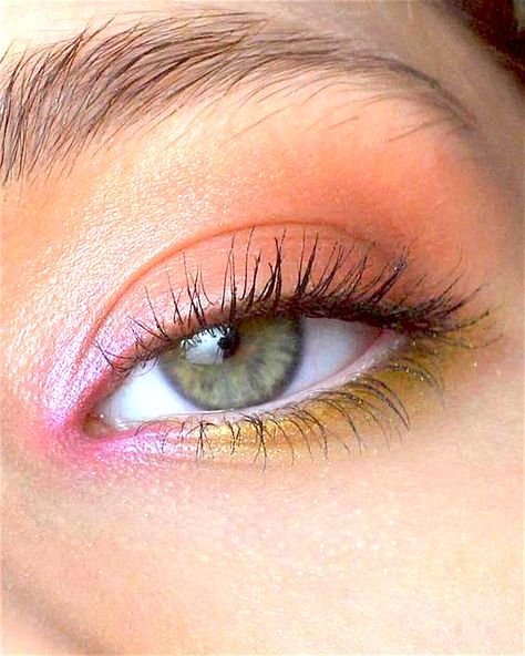 Eye Makeup Easy Colorful, Pink Makeup Hazel Eyes, Simple Colorful Eye Makeup Hooded Eyes, 2024 Spring Makeup, Simple But Fun Makeup Looks, Easy Colorful Eyeshadow, Fun Summer Makeup, Easter Makeup Looks Simple, Colourful Eyeliner Looks