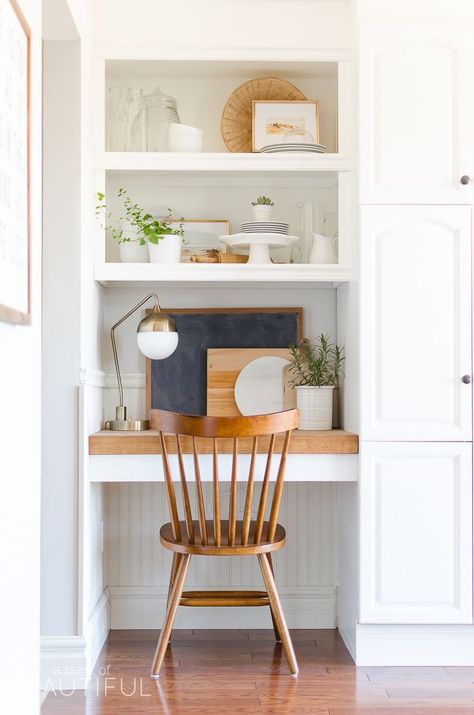 Desk nook in kitchen Farmhouse Bookshelf, Desk Nook, Kitchen Desks, Smart Tiles, Office Nook, Study Nook, Bookshelf Design, Desk Areas, Kitchen Nook