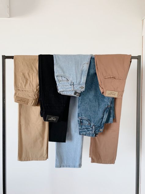 Clothes For Sale Photography, Pants Flatlay Ideas, Flat Lay Ideas Clothing, Clothes Layout Aesthetic, Jeans Product Shoot, Pants Product Shoot, Outfit Flatlay Aesthetic, Boutique Photoshoot Backdrop, Boutique Pictures Photo Ideas