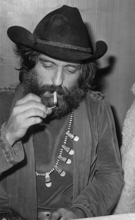 Dennis Hopper, circa Easy Rider era, wearing Santo Domingo Pueblo necklace. Peter Fonda Easy Rider, Peter Fonda, Dennis Hopper, Photo Star, Jack Nicholson, Easy Rider, Classic Films, Famous Faces, Cool Cats