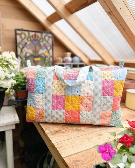 Diy Quilted Bag, Duffel Bag Pattern, Prairie Quilt, Making A Bag, Crochet Wreath Pattern, Quilted Bag Patterns, Beginner Sewing Patterns, Sewing Projects Clothes, Quilted Backpack