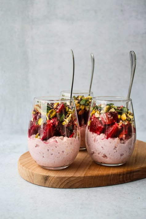 This Blood Orange Bircher Muesli is a quick and healthy, no-cook breakfast idea – the original overnight oats, with a flavourful twist! It’s made with just 5 ingredients (not including toppings) and is perfect for easy meal prep. #muesli #overnightoats #oatmeal #breakfast #mealprep Muesli Breakfast Ideas, Yacht Meals, Muesli Cups, Greek Yogurt Oatmeal, Breakfast Shop, Halloween Headpiece, Cook Breakfast, Vegan Overnight Oats, Bircher Muesli