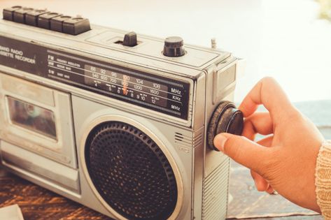 Woman's hand adjusting button vintage radio | Premium Photo #Freepik #photo #vintage #music #people #technology Retro Lifestyle, Tape Cassette, Media Design Graphics, Hd Wallpapers For Mobile, Video Shoot, Music Images, Cassette Player, Vinyl Music, Vintage Radio