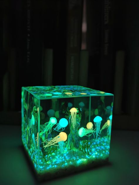 Glow In The Dark Resin, Resin Display, Resin Art Ideas, Resin Diorama, 3d Fish, Resin Decor, Ocean Resin, Epoxy Resin Crafts, Resin Artwork