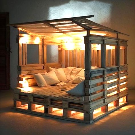 Mattress On Wood Pallets, Floating Bed Pallets, Diy Pallet Bed Ideas Bedroom, Wood Pallet Bed Frame Diy, Pallet Bedroom Ideas, Wooden Pallet Bed Frame, Bed On Floor Ideas Small Room, Kids Pallet Bed, Diy Pallet Bed Frame