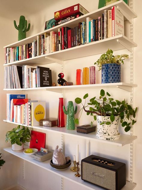 Vintage Apartment, Welcome To My House, Living Room Shelves, Apartment Decor Inspiration, Home Tours, Blue Bedroom, Scandinavian Home, Vibrant Blue, Living Room Inspiration