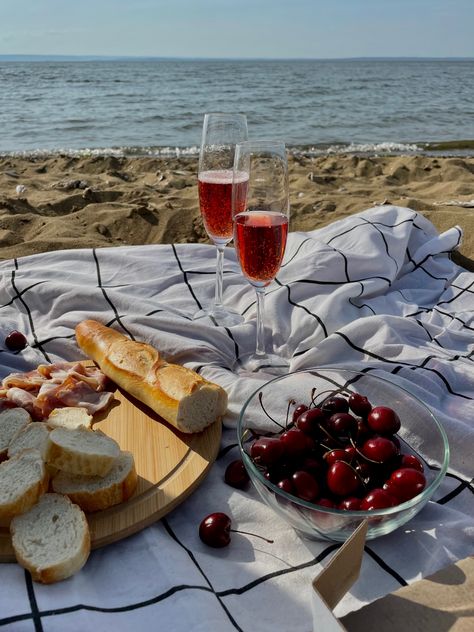 Wine Picnic Aesthetic, Wine Picnic, Autumn Wine, Picnic Aesthetic, Wine Photography, Fruit Wine, Romantic Picnics, Wine O Clock, Random Aesthetic