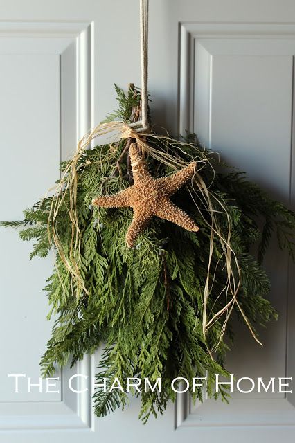 The Charm of Home: Easy Front Door Coastal Swag Front Door Coastal, Minimalist Coastal, Front Door Christmas Decorations, Florida Christmas, Coastal Christmas Decor, Beachy Christmas, Coastal Holiday, Nautical Christmas, Beach Holidays