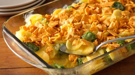 This casserole will be the new favorite at your next holiday gathering. Easy to put together, even more delicious to eat! Cracker Barrel Squash Casserole Recipe, Scalloped Potato Casserole, Casserole Recipes Healthy, Broccoli Cauliflower Casserole, Cheesy Broccoli Casserole, Thanksgiving Casserole, Tuna Casserole Recipes, Squash Casserole Recipes, Broccoli Cheese Casserole