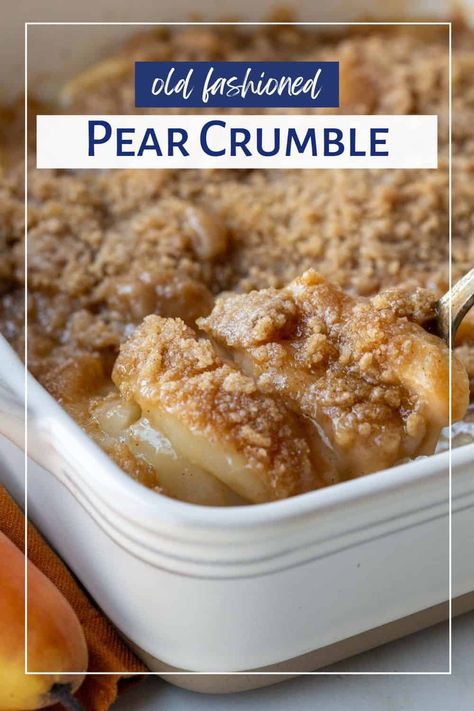 Pear Crumble is a warm and comforting fall dessert that uses plenty of fresh pears. It's topped with a cinnamon streusel and baked to perfection. Recipe Using Pears, Fresh Pear Recipes, Pear Cobbler Recipe, Pear Crumble Recipe, Pear Recipes Easy, Blueberry Crumble Recipes, Vintage Desserts, Pear Dessert Recipes, Fresh Fruit Desserts