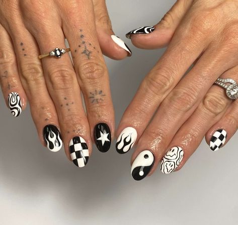 Simple Fun Nail Art, Natural Nail Looks, Cute Black And White Nails, Classy Manicure, Rocker Nails, Black And White Nail, Rock Nails, Black And White Nails, Nail Design Glitter