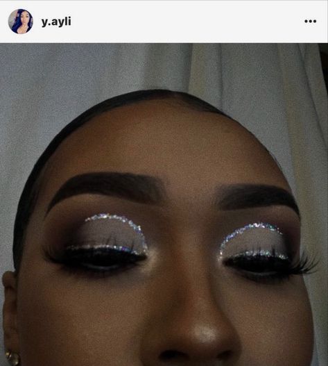 Silver Smoky Makeup Looks, Diamond Eyeshadow Looks, Natural Birthday Makeup, Make Prata, Silver Makeup Looks For Prom, Grey Makeup Looks, Diamond Eye Makeup, Sliver Makeup, Black And Silver Eye Makeup