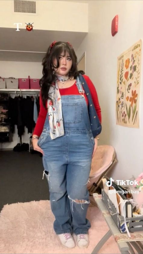 90s Fashion Midsize, Midsize Overalls Outfit, How To Style Overalls, Overalls Outfit Fall, Emmy Red Carpet, Curvy Casual Outfits, Emmys Red Carpet, Winter Outfits Aesthetic, Midsize Outfits