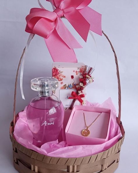 "Here's to the one who gave me the world. Happy Mother's Day!" Order Now🚨🚨#mothersday #momboss #gif #mothersday #mothersdaygift Perfume Gift Hamper Ideas, Diy Mother's Day Gift Basket, Kits Natura, Easy Birthday Gifts, Best Gift Baskets, Birthday Room Decorations, Personalised Gifts Diy, Surprise Box Gift, Diy Anniversary