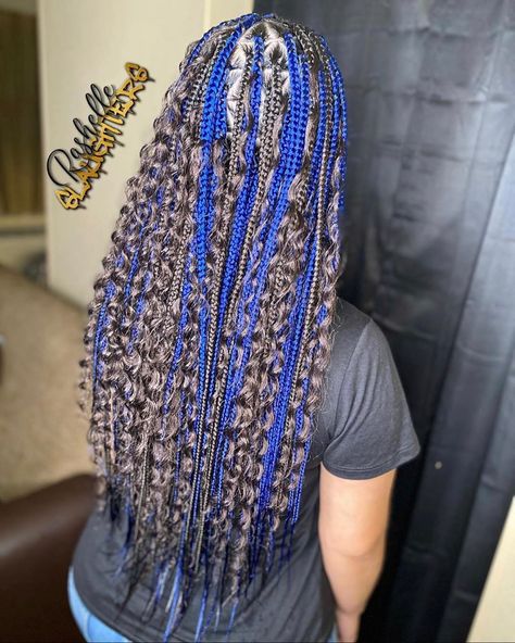 World Of Braiding on Instagram: “Blue and black goddess braids 💙🖤 yes or no to the colour way? Tag source!!  • • • #worldofbraiding #triangleboxbraids  #trianglebraids…” Box Braids With Blue Hair, Blue And Black Box Braids With Curls, Bohemian Braids With Color In The Back, Goddess Braids Blue And Black, Blue Bohemian Knotless Braids, Boho Knotless Braids With Color Blue, Blue Peekaboo Boho Braids, Blue Bohemian Braids, Black And Blue Hairstyles