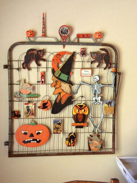 Retro Halloween Decorations Diy, Retro Halloween Decorations Outdoor, Vintage Halloween Decor Ideas, Halloween Decorations Vintage, Kitsch Halloween Decor, Antique Halloween, Mcm Halloween, Vintage Halloween Door Decorations, Vintage Halloween Decorations Indoor