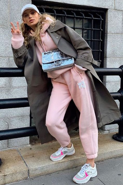 Get a dose of inspiration from the sweet celebrity sweatsuit outfits we've spotted recently, this way you, too, can snuggle up on the couch in style while watching the news (and your favorite hot newscaster).#lookoftheday #fashion #womensfashion #style Pink Sweatpants Outfit, Athlesuire Outfit, Sweatsuit Outfits, Pink Sweatsuit, Sweatsuit Outfit, Cold Fashion, Tan Trench Coat, Trench Coat Outfit, Pink Sweatpants