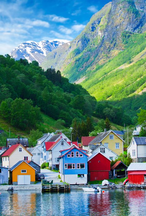 6 fiordos noruegos que se pasan de bonitos (y por los que harías las maletas ahora mismo) – 101 Lugares increíbles Norway Colorful Houses, Norway Places To Visit, Alaskan Malamute Puppies, Beautiful Norway, Colorful Houses, 2023 Calendar, Norway Travel, Voyage Europe, Queenstown