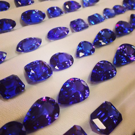 Tanzanites!!!!!!! Kat Florence Jewellery Gem Cave, Calligraphy Flowers, Tanzanite Jewelry, Tanzanite Stone, Crystal Healing Stones, Rare Gems, Natural Tanzanite, Minerals And Gemstones, Jewelry Photography