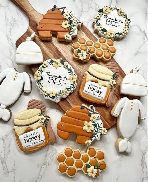 Honey Cookies Decorated, Honey Bee Cookies Decorated, Honey Pot Cookies, Honeycomb Cookies Decorated, Cookie Sets Decorated, Bee Treats, Parents To Bee, Pooh Cookies, Cookie Shop