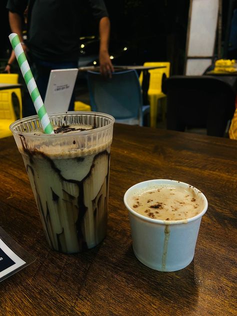 Hot and cold coffe dates at night Coffee Night, Aesthetic Clicks, Night Drives, Late Night Drives, Coffee Dates, Cold Coffee, Night View, Night Photos, Coffee Date