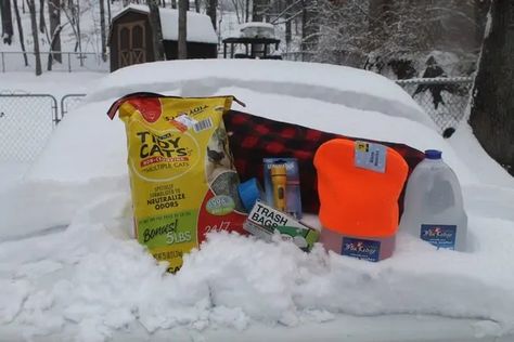 Winter car emergency kit Car Emergency Kit For Women, Emergency Kit For Women, Winter Car Emergency Kit, Winter Car Kit, Winter Emergency Car Kit, Car Checklist, Travel Snow, Car Emergency Kit, Emergency Prepardness