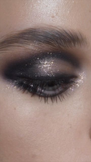 Natasha Denona on Instagram: "Rocking into 2023 with this Smoky Party Eye makeup look! Ft My Dream Eyeshadow Palette, the Love Cheek Palette ( I used the Diamond Powder for the sparkle on the eyelids) & the Macro Tech eye Crayon In shade black for sketching the lash line & crease 🌟 #makeupbynatashadenona" Black Makeup Looks, Party Eye Makeup, Nye Makeup, Black Eye Makeup, Magical Makeup, Swag Makeup, Smink Inspiration, Ethereal Makeup, Dope Makeup