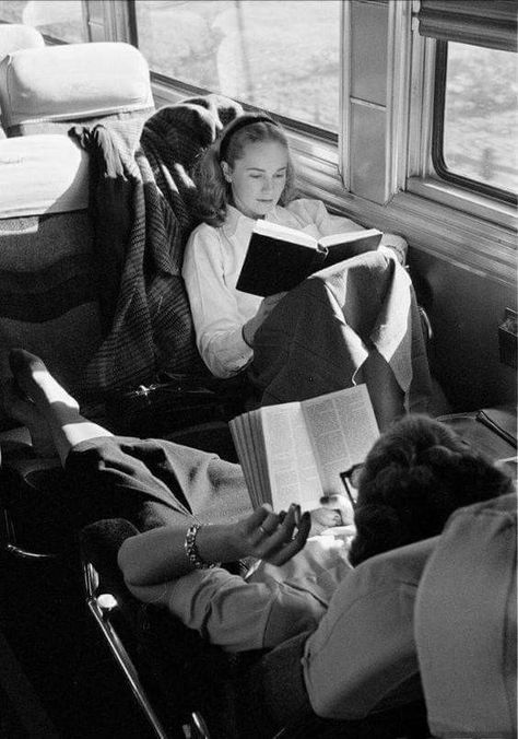 People Reading, Groucho Marx, On The Train, Woman Reading, Girl Reading, Reading Books, The Train, A Train, Vintage Photography