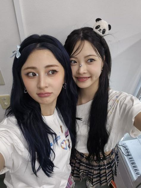 yunjin eunchae Eunchae Selca, Lesserafim Yunjin, Easy Peasy Lemon Squeezy, Le Sserafim Eunchae, Bff Drawings, Eun Chae, Nakamura Kazuha, Angel Dress, Cute Cupcakes