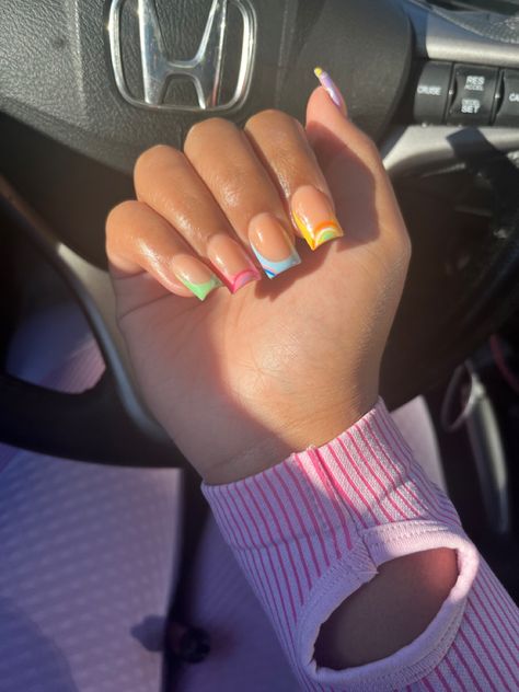 Vacay Nails Black Women, Short French Tip Acrylic Nails Freestyle, Pink Freestyle Acrylic Nails Short, Short French Tip Acrylic Nails Black Women, Short Nails Acrylic Summer 2024, Short Black Freestyle Nails, Short Acrylic Nails On Black Women Pink, Orange Acrylic Nails, Casual Nails