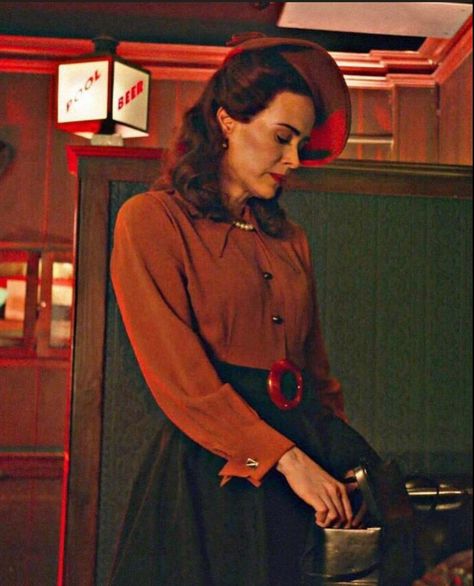 Mildred Ratched, Vintage Outfit Inspiration, Nurse Ratched, Top Tv Shows, Sarah Paulson, Middle Aged Women, Star Wars Fandom, Vintage Tv, Fav Celebs