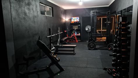 Dark Gray Garage Walls, Black Garage Walls, Black Garage Gym, Gym Luxury, Gym Layout, Gym Basement, Home Gym Basement, Dream Home Gym, Single Garage