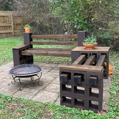 Painted Cinder Blocks, Cinder Block Ideas, Cinder Blocks Diy, Diy Benches, Cinder Block Furniture, Cinder Block Bench, Cinder Block Fire Pit, Cinder Block Garden, Landscaping Florida