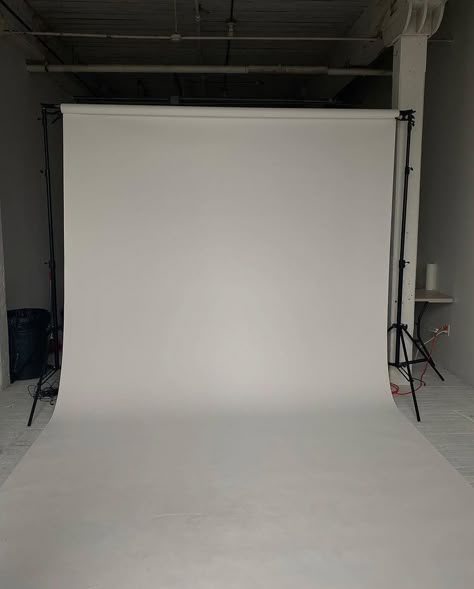 Photoshoot Background Plain, White Photo Shoot Background, Vogue Background For Editing, Indoor Photo Shoot Ideas Backgrounds, Studio Photoshoot Background, Model Background, Studio Background Ideas, Photoshoot Background, White Studio Background